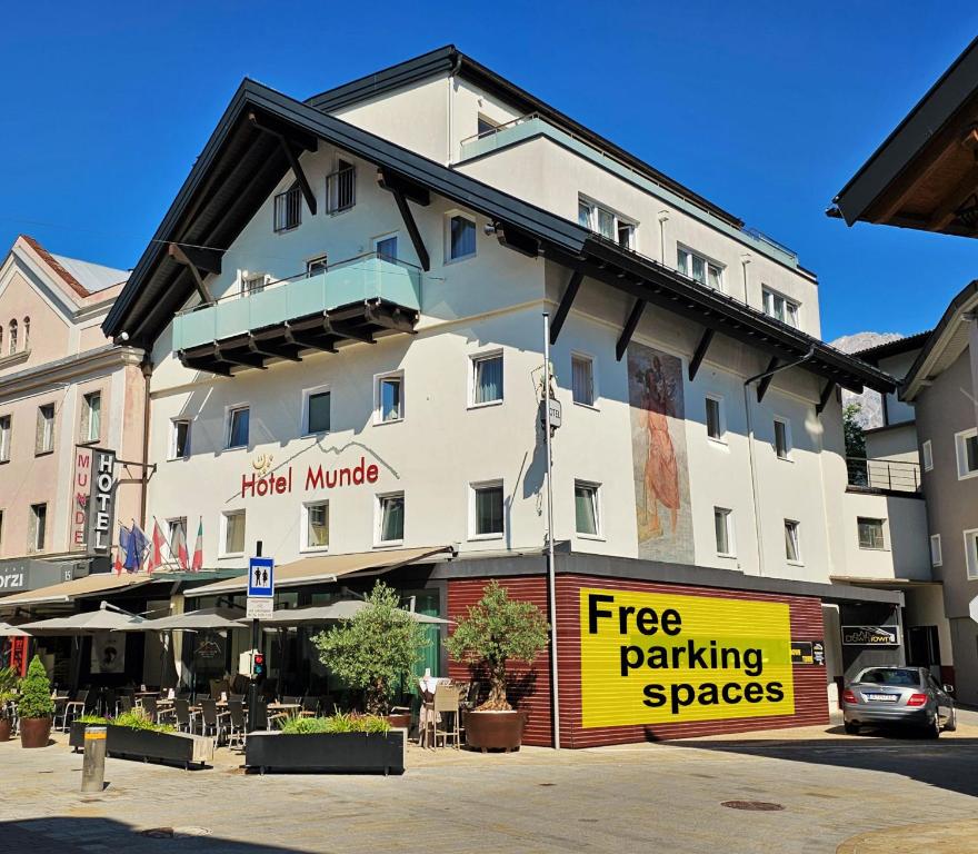un hotel con un cartel de plazas de aparcamiento gratuitas delante de él en Hotel Munde, en Telfs