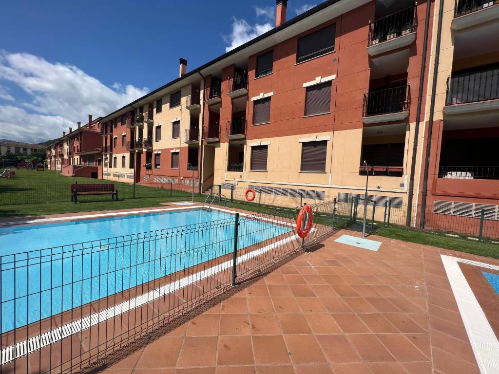 Bazén v ubytování VILLA CARMEN coqueto apartamento con piscina y garaje by Apartamentos Logrono nebo v jeho okolí