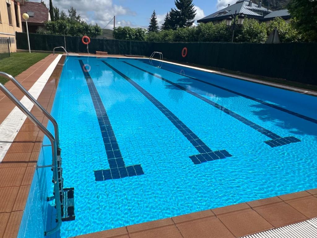 Bazén v ubytování VILLA CARMEN coqueto apartamento con piscina y garaje by Apartamentos Logrono nebo v jeho okolí