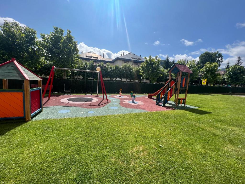 Herní místnost nebo prostor pro děti v ubytování VILLA CARMEN coqueto apartamento con piscina y garaje by Apartamentos Logrono
