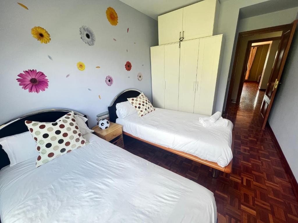 Postel nebo postele na pokoji v ubytování VILLA CARMEN coqueto apartamento con piscina y garaje by Apartamentos Logrono