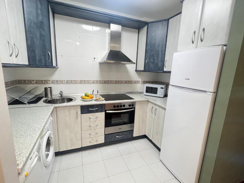 Kuchyň nebo kuchyňský kout v ubytování VILLA CARMEN coqueto apartamento con piscina y garaje by Apartamentos Logrono