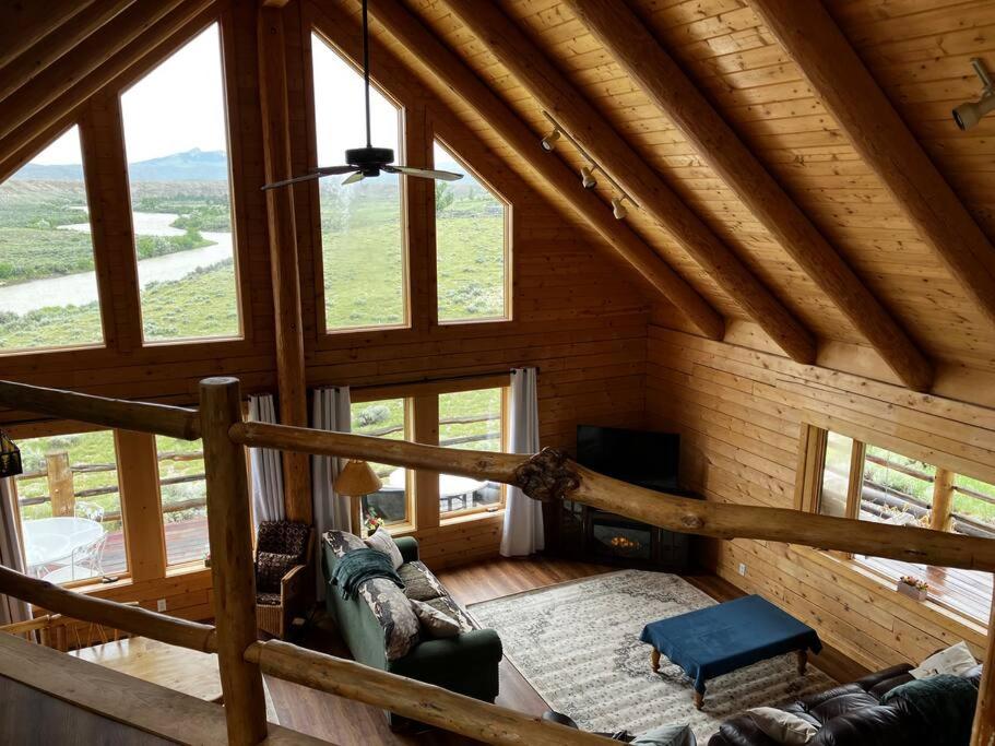 una sala de estar con una gran ventana en una cabaña de madera en New Listing! River frontage!, en Clark