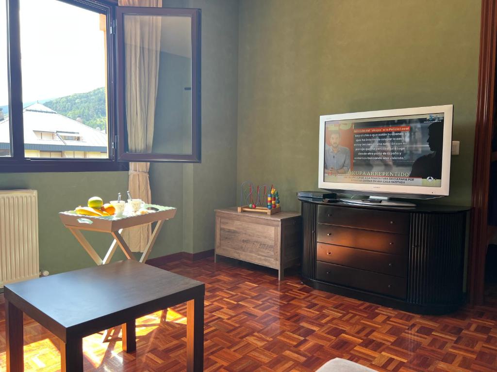 TV a/nebo společenská místnost v ubytování VILLA CARMEN coqueto apartamento con piscina y garaje by Apartamentos Logrono