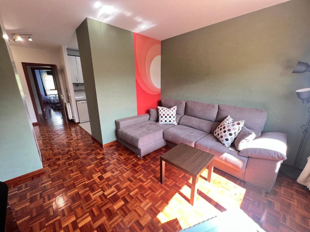 Posezení v ubytování VILLA CARMEN coqueto apartamento con piscina y garaje by Apartamentos Logrono