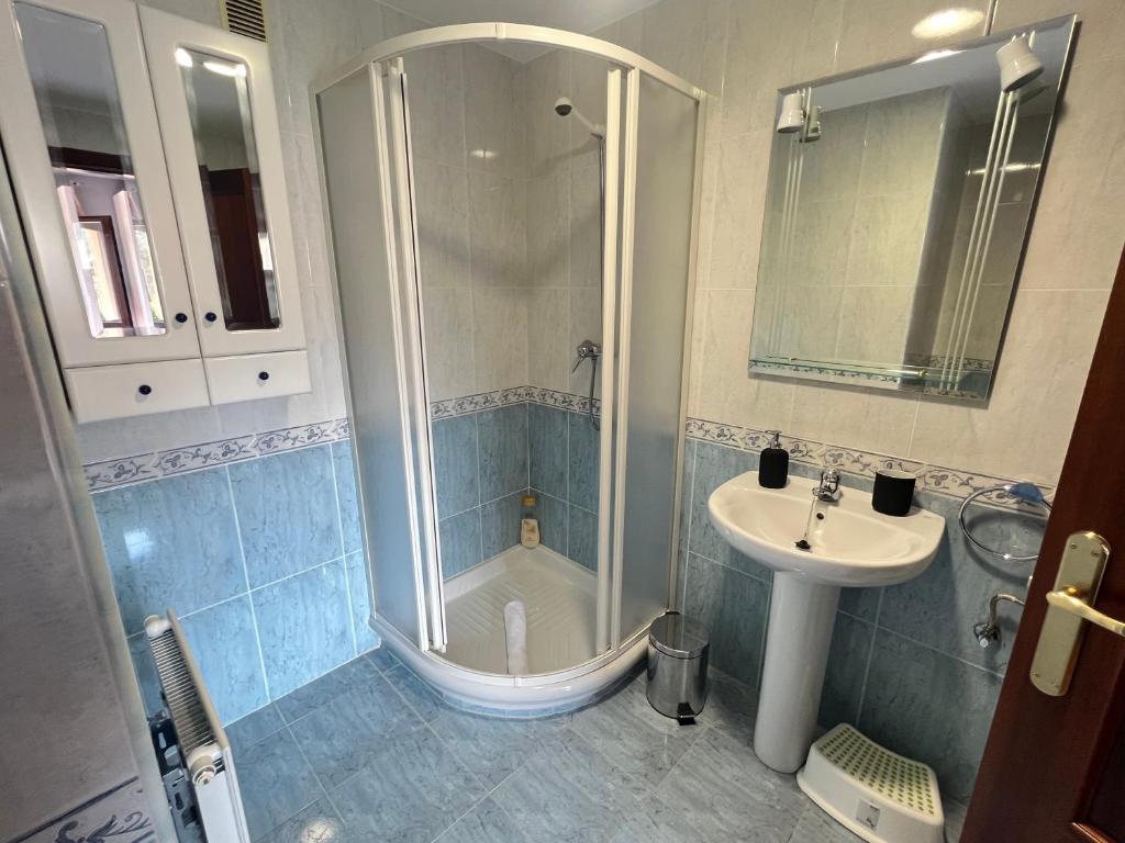 Koupelna v ubytování VILLA CARMEN coqueto apartamento con piscina y garaje by Apartamentos Logrono
