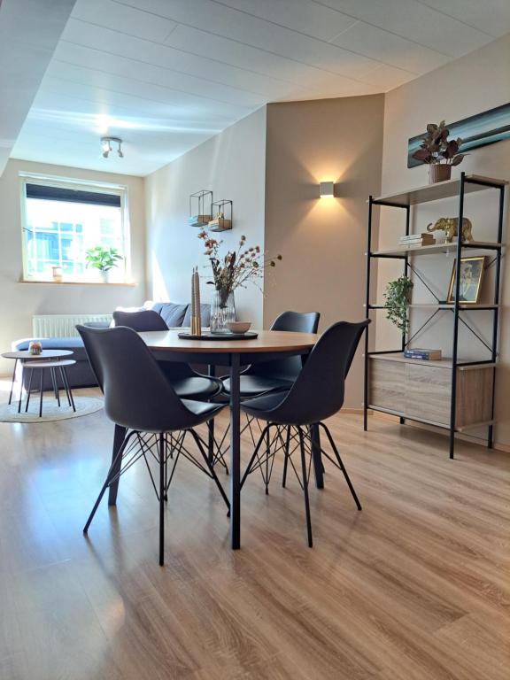 uma sala de jantar com mesa e cadeiras em H3 apartment - cozy downtown apartment em Akureyri