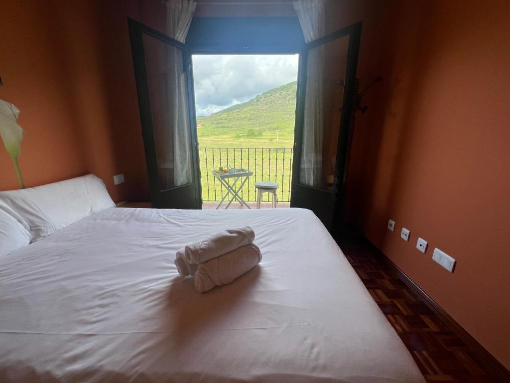 Postel nebo postele na pokoji v ubytování VILLA CARMEN coqueto apartamento con piscina y garaje by Apartamentos Logrono