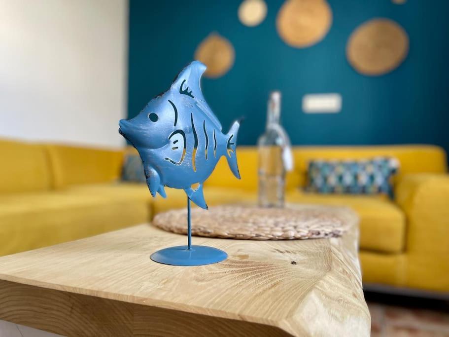 una mesa con una figurita azul de un pez en ella en El descanso de Bielo Lanzarote, en Caleta de Caballo