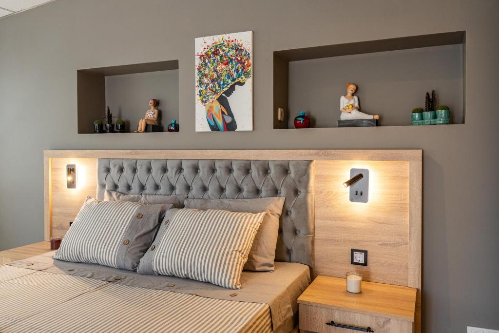 イスタンブールにあるBdino Boutique Hotelのベッドルーム1室(ベッド1台、上に鏡2つ付)