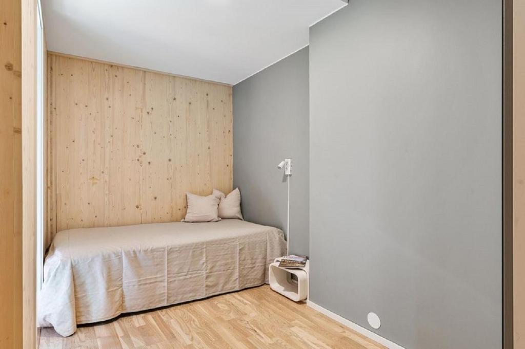 1 dormitorio pequeño con 1 cama y TV en 7,3sq mts room -Forests cozy house, en Stavanger