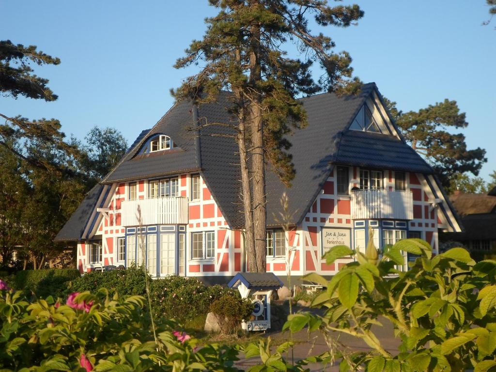 una casa grande con un árbol delante en Jan und Jana Ferienhaus, en Ahrenshoop