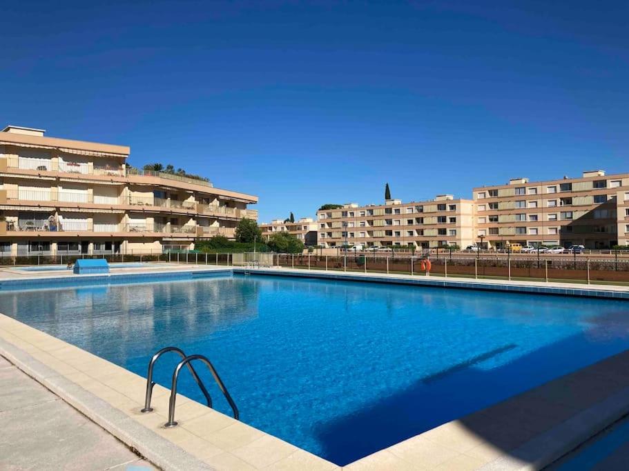 een groot zwembad voor sommige gebouwen bij Appartement climatisé avec piscines proche mer in Mandelieu-la-Napoule