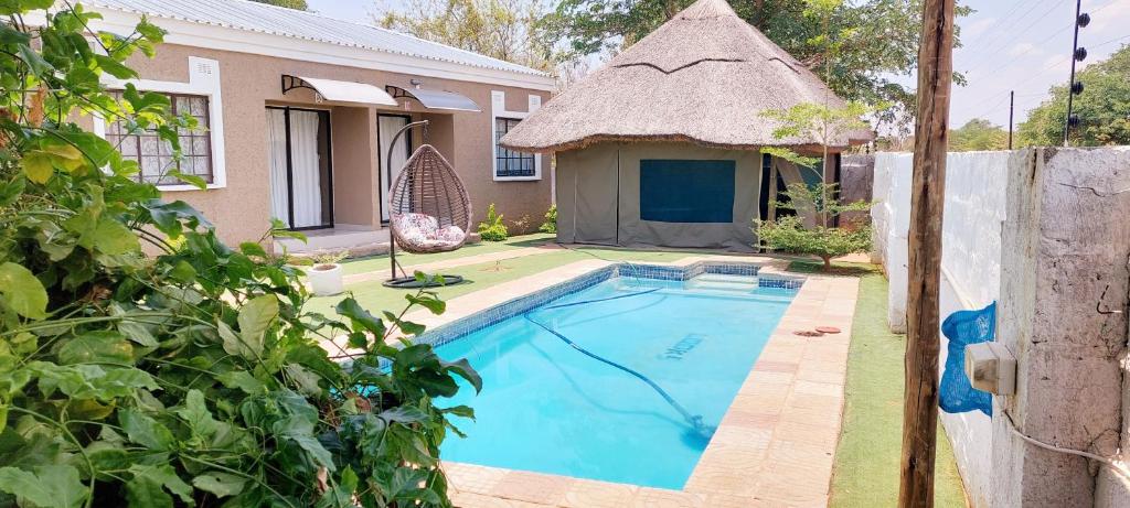una piscina en el patio de una casa en Looks cottages self catering apartments en Kasane