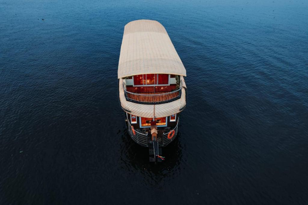 eine Aussicht auf ein Boot im Wasser in der Unterkunft Venice Premium Houseboats Alleppey in Alappuzha