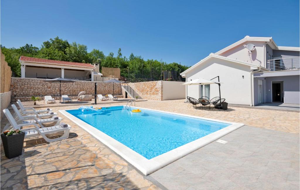 una piscina en el patio trasero de una casa en Nice Home In Zmijavci With Private Swimming Pool, Can Be Inside Or Outside, en Zmijavci