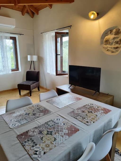 Postel nebo postele na pokoji v ubytování Vaki's country house