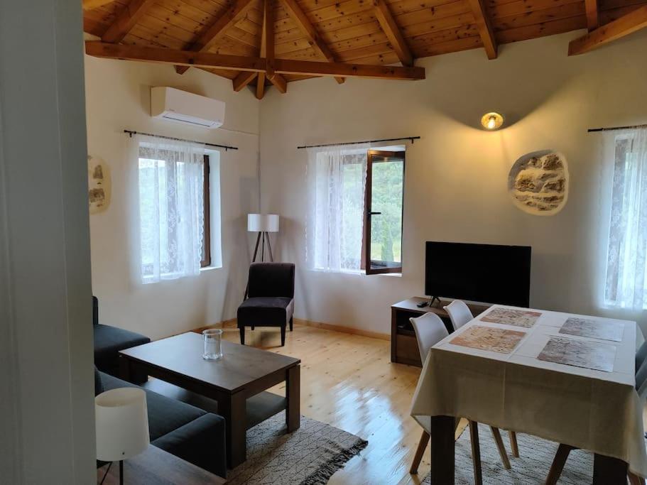 TV a/nebo společenská místnost v ubytování Vaki's country house
