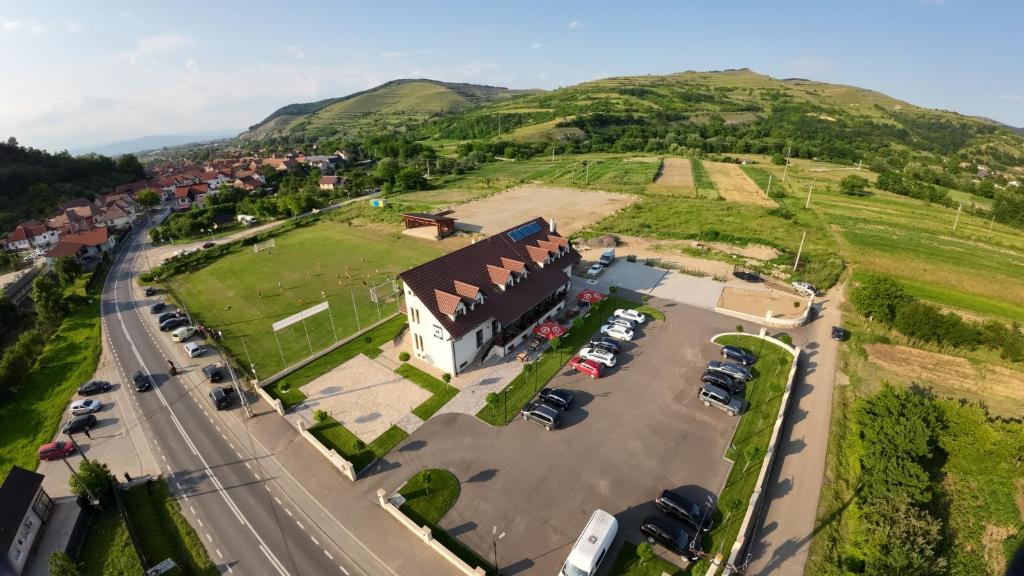 uma vista aérea de um parque de estacionamento com um edifício em Martini Restaurant & Cazare em Sebeşel