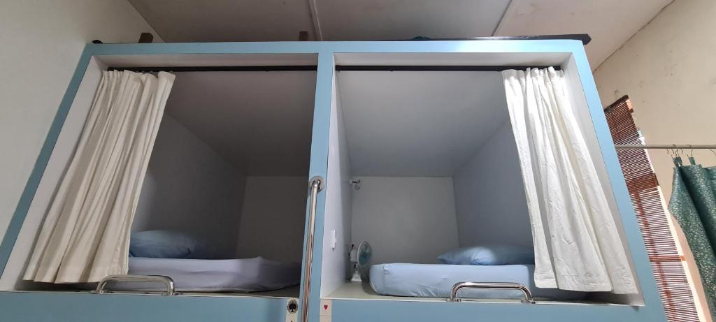 Postel nebo postele na pokoji v ubytování Sojourn Beds & Cafe
