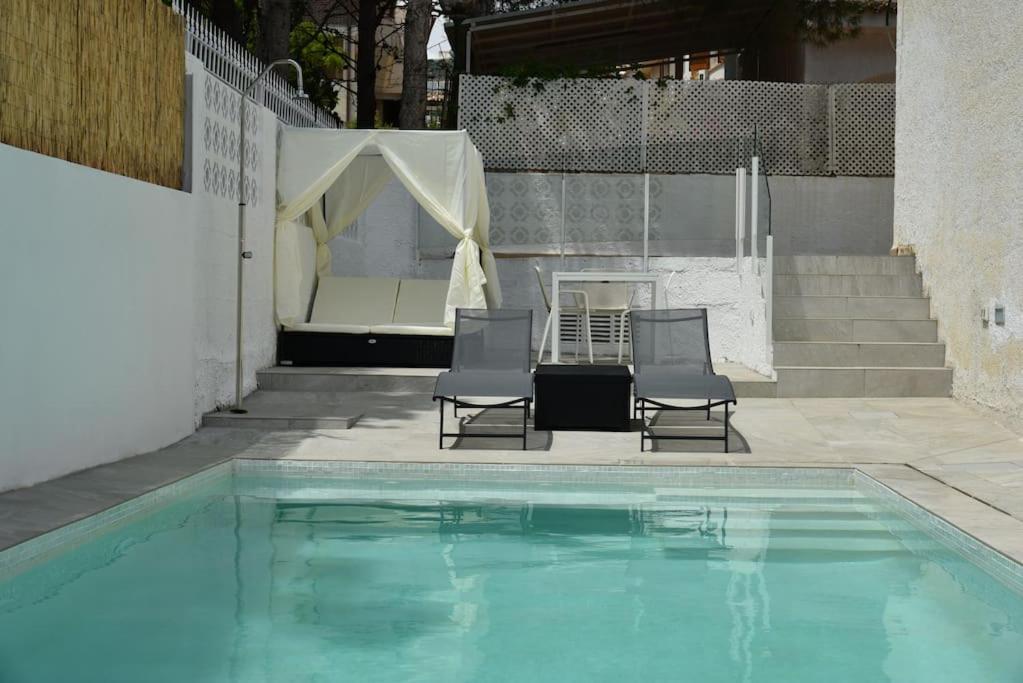 Bazén v ubytování Villa en primera línea de mar con piscina privada nebo v jeho okolí