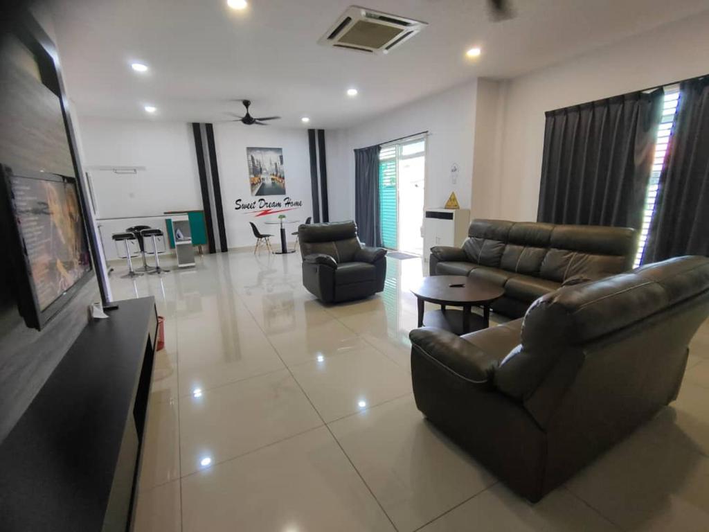 Afbeelding uit fotogalerij van 20Pax 3-Storey SemiD 5Room&5Bathroom Sweet Dream Home Sitiawan in Sitiawan