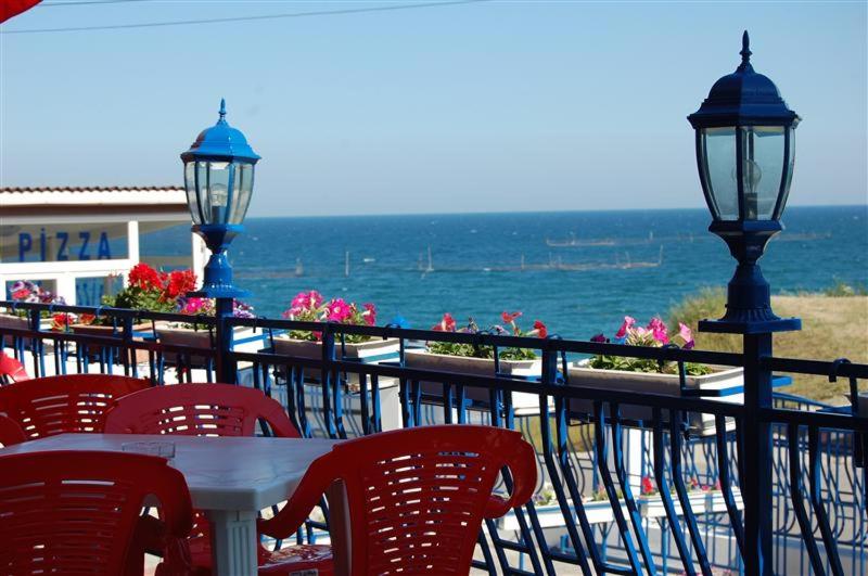 una mesa y sillas con vistas al océano en PIERRE 3 la Tarmul MARII -primim Vouchere Vacanta en Costinesti