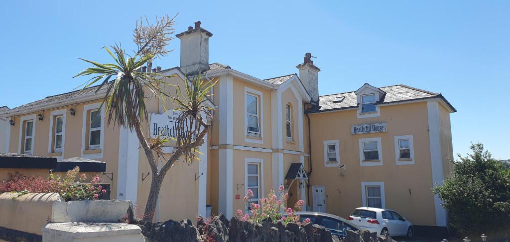 uma casa grande com uma palmeira em frente em Heathcliff House B&B Exclusively for Adults Free large carpark em Torquay