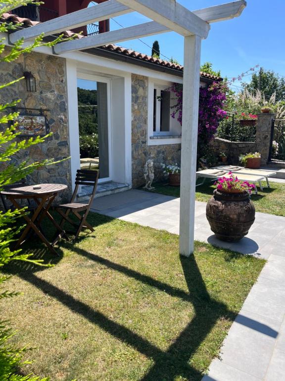 eine Terrasse mit einem Tisch und einer Pergola in der Unterkunft Casa Vacanze Randelli in Ameglia