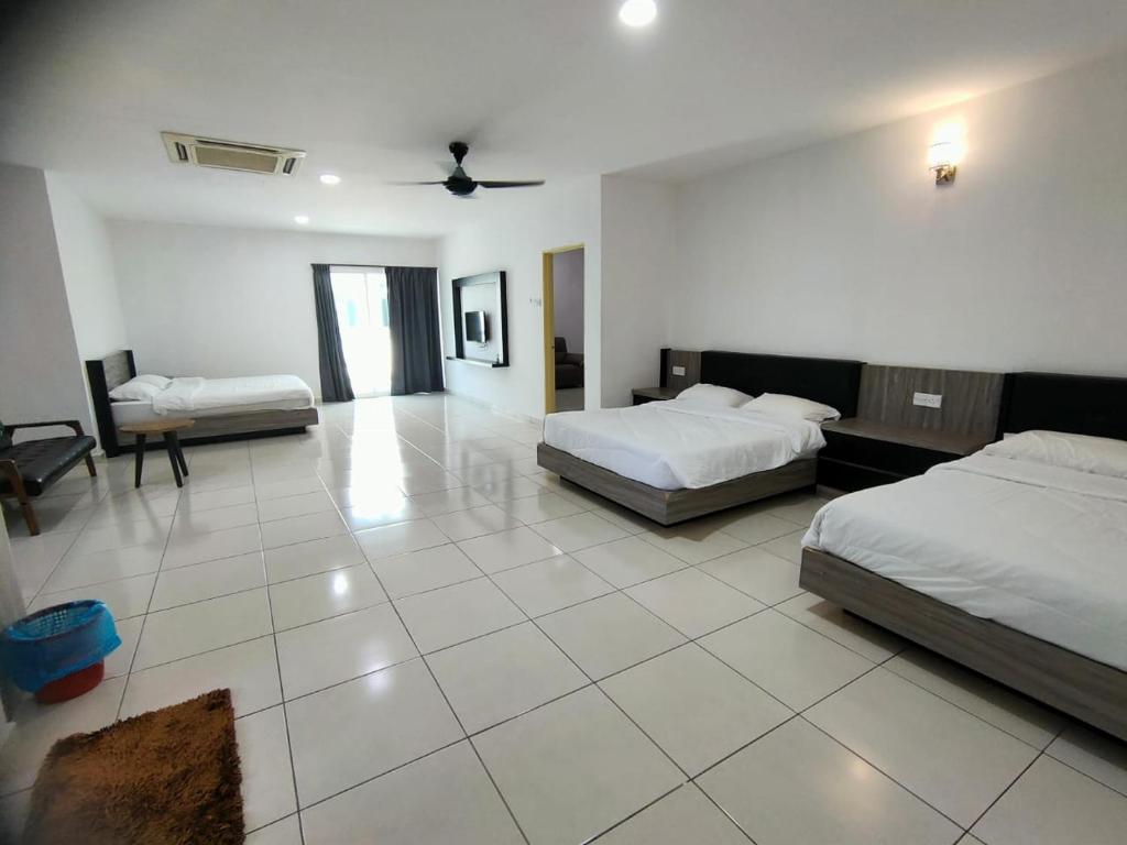Großes Zimmer mit 2 Betten und einem Sofa in der Unterkunft 20Pax 3-Storey SemiD 5Room&5Bathroom Sweet Dream Home Sitiawan in Sitiawan