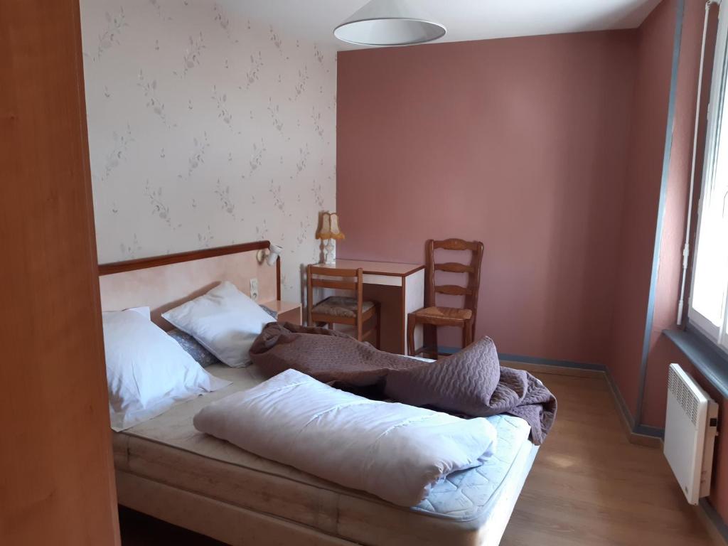 ein Schlafzimmer mit einem Bett, einem Tisch und einem Stuhl in der Unterkunft Saint Pair sur Mer 50 m de la plage in Saint-Pair-sur-Mer