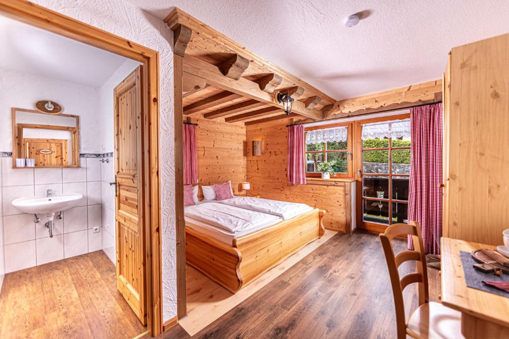 een slaapkamer met een bed en een wastafel in een kamer bij Haus BergGesundZeit Doppelzimmer Kärlingerhaus in Schönau am Königssee