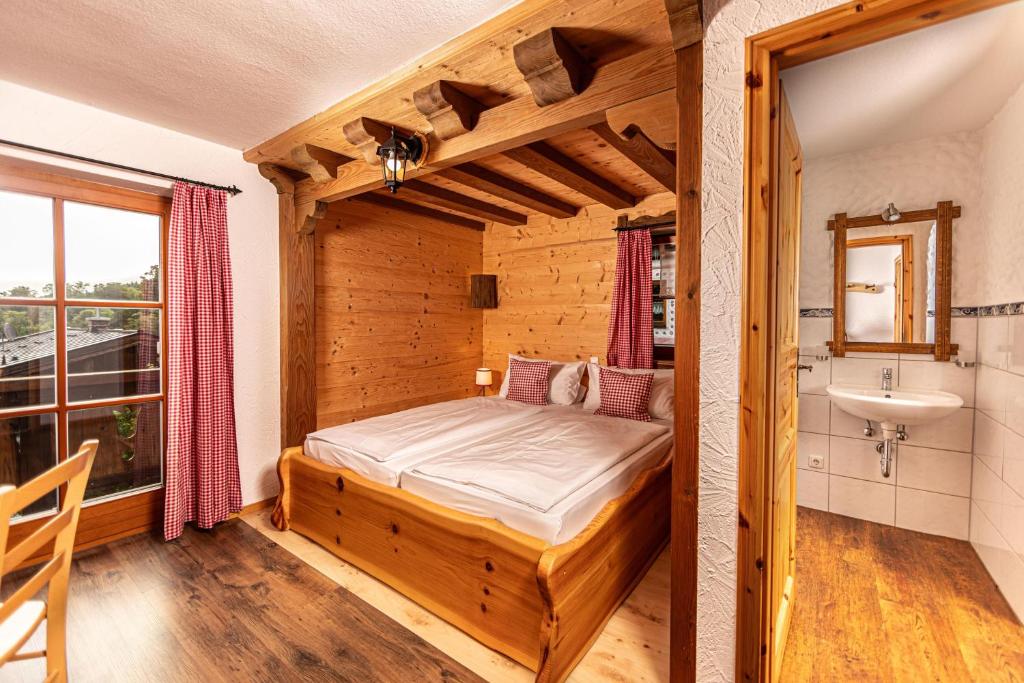 een kleine slaapkamer met een bed en een wastafel bij Haus BergGesundZeit Doppelzimmer Watzmannhaus in Schönau am Königssee