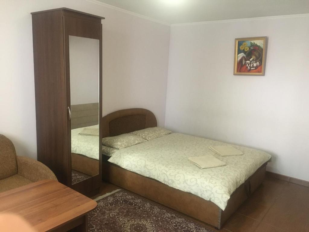 Postel nebo postele na pokoji v ubytování Номер та Паркінг- Світло Є
