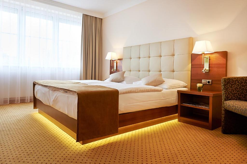 Postel nebo postele na pokoji v ubytování Hotel Admiral am Kurpark