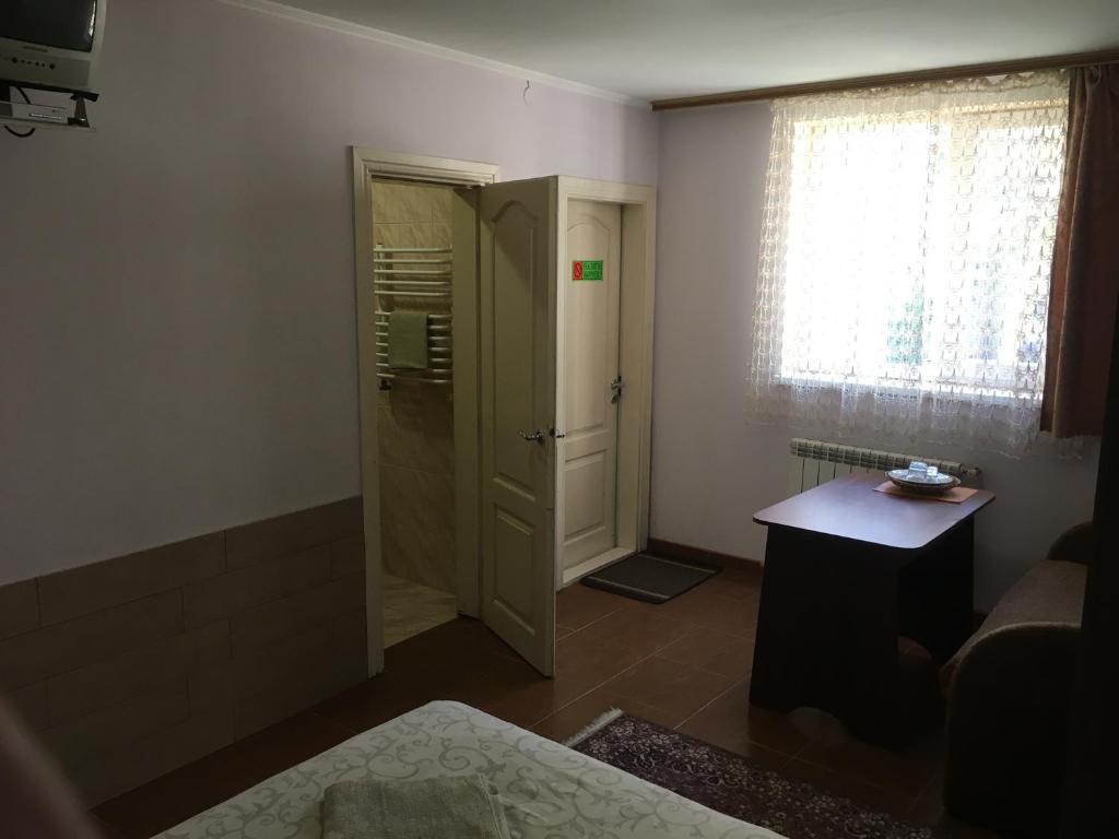 Postel nebo postele na pokoji v ubytování Номер та Паркінг- Світло Є