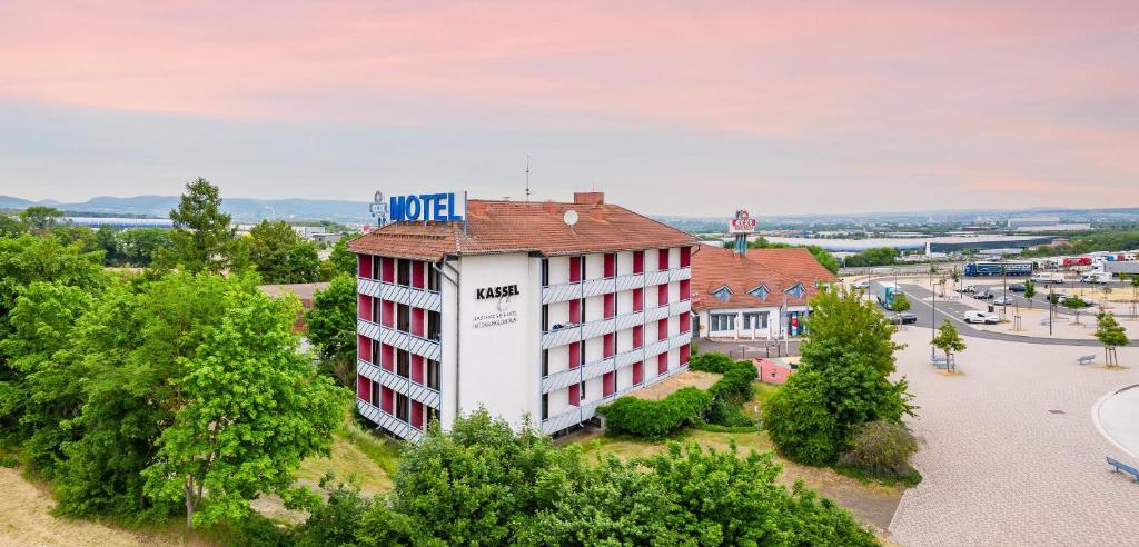 un edificio de apartamentos con un cartel de visado encima en Kassel Ost, en Kassel