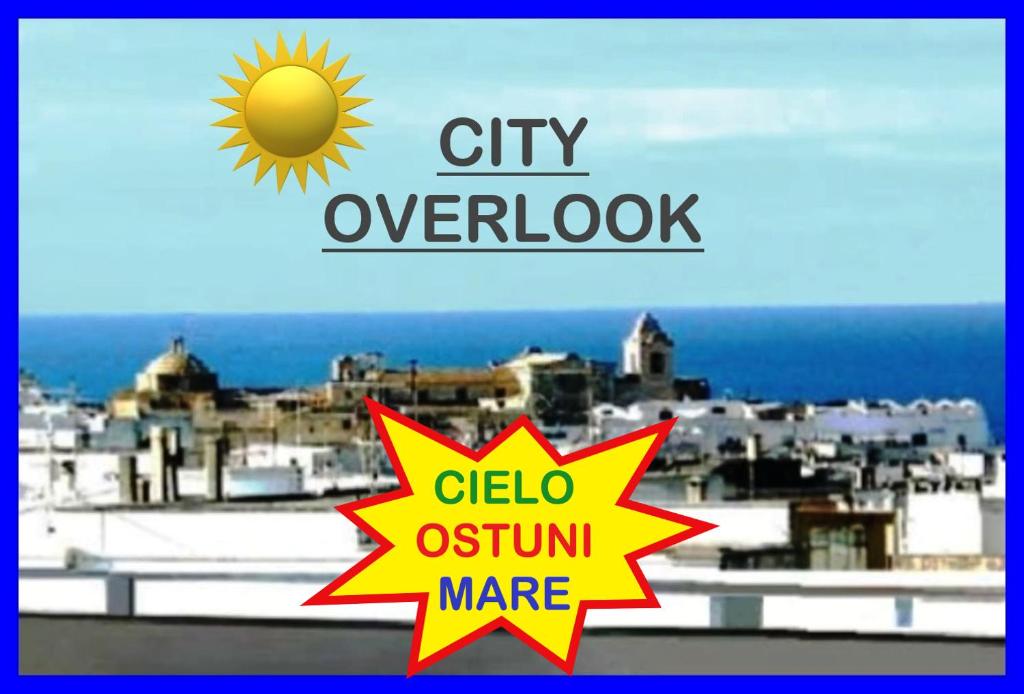 una panoramica della città con una stella gialla di fronte ad una città di City OVERLOOK a Ostuni