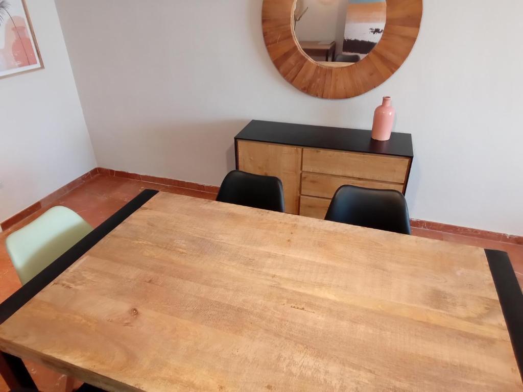 Posedenie v ubytovaní Apartamento Alteanos, centrico y confortable, soleado, con piscina y jardines, tenis, parking exterior comunitario, y la playa andando 10 min