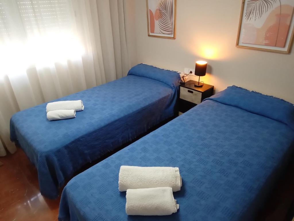Posteľ alebo postele v izbe v ubytovaní Apartamento Alteanos, centrico y confortable, soleado, con piscina y jardines, tenis, parking exterior comunitario, y la playa andando 10 min