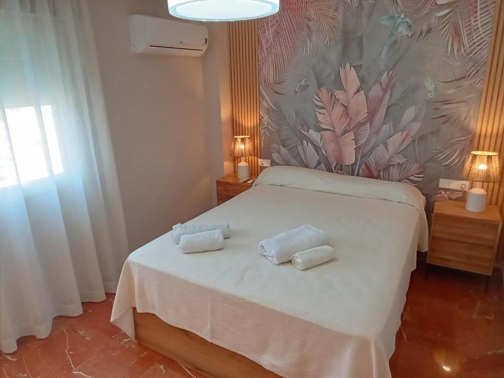 Posteľ alebo postele v izbe v ubytovaní Apartamento Alteanos, centrico y confortable, soleado, con piscina y jardines, tenis, parking exterior comunitario, y la playa andando 10 min