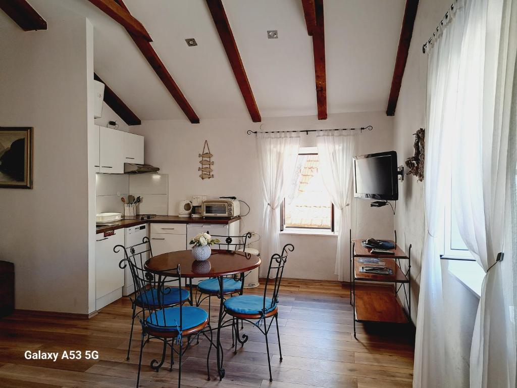 Kuchyňa alebo kuchynka v ubytovaní Studio apartman u renesansnoj vili