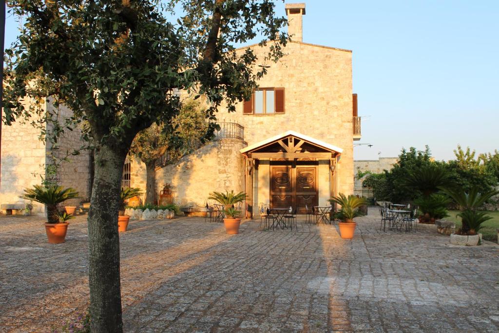 オストゥーニにあるMasseria Tollaの中庭(テーブル、椅子付)