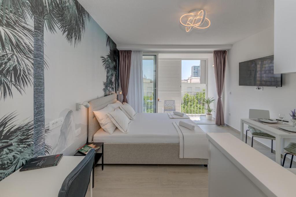 ein Schlafzimmer mit einem Bett und ein Wohnzimmer in der Unterkunft Studio Apartment Anita with balcony in Split