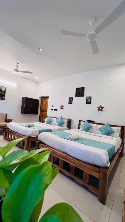 Postel nebo postele na pokoji v ubytování THE LUXE HOTEL, ECR ROAD, NEAR Serenity Beach, Pondicherry - JR Groups