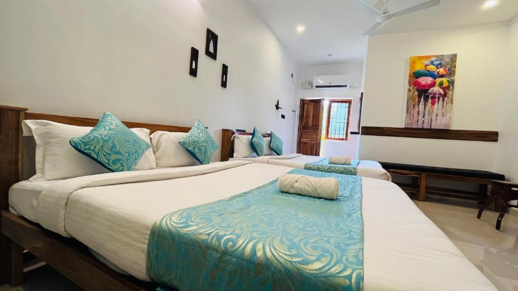 Postel nebo postele na pokoji v ubytování THE LUXE HOTEL, ECR ROAD, NEAR Serenity Beach, Pondicherry - JR Groups