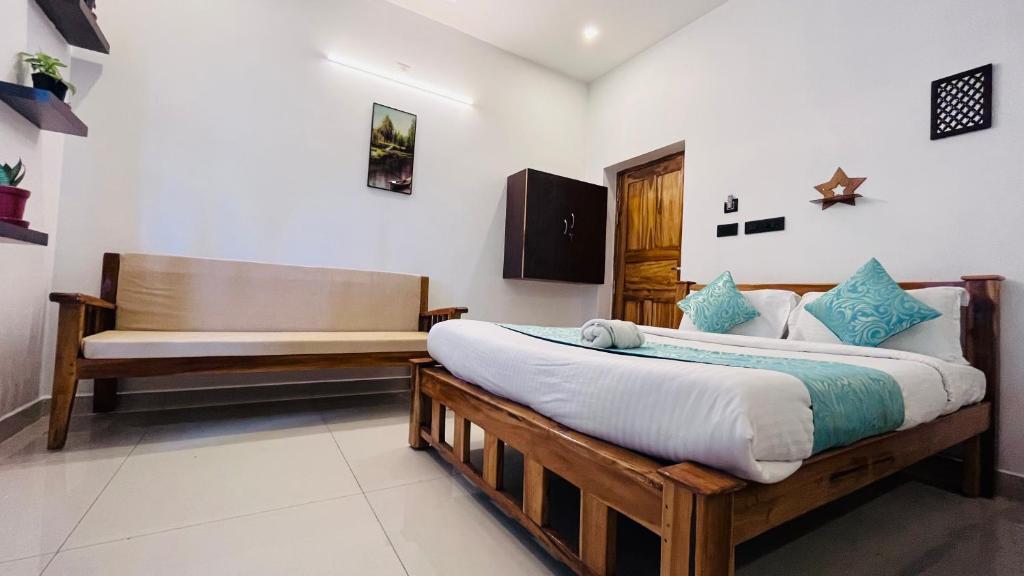 Postel nebo postele na pokoji v ubytování THE LUXE HOTEL, ECR ROAD, NEAR Serenity Beach, Pondicherry - JR Groups