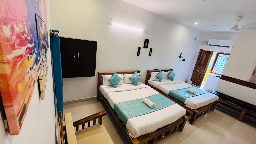 Postel nebo postele na pokoji v ubytování THE LUXE HOTEL, ECR ROAD, NEAR Serenity Beach, Pondicherry - JR Groups
