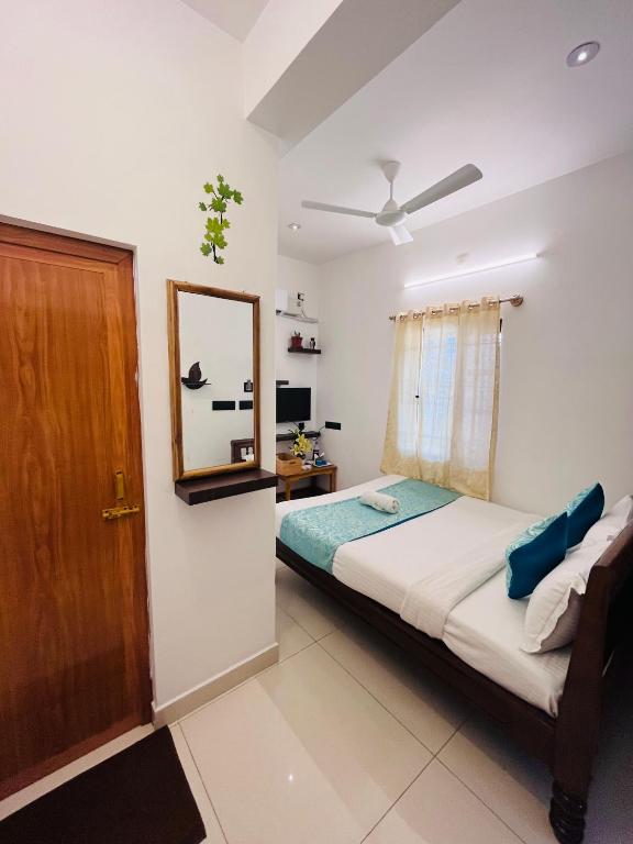 Postel nebo postele na pokoji v ubytování THE LUXE HOTEL, ECR ROAD, NEAR Serenity Beach, Pondicherry - JR Groups