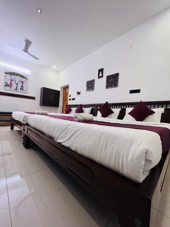 Postel nebo postele na pokoji v ubytování THE LUXE HOTEL, ECR ROAD, NEAR Serenity Beach, Pondicherry - JR Groups